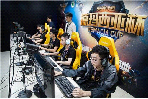 因此