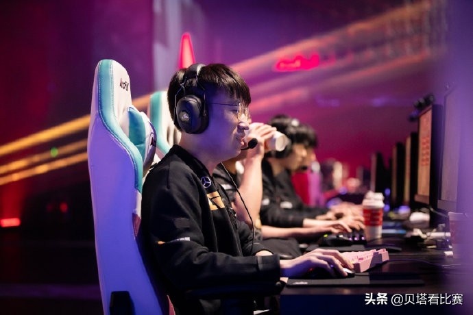 背后是对